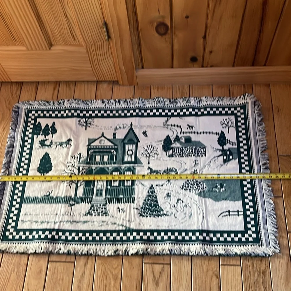 Holiday Home Woven Rug - Green and White